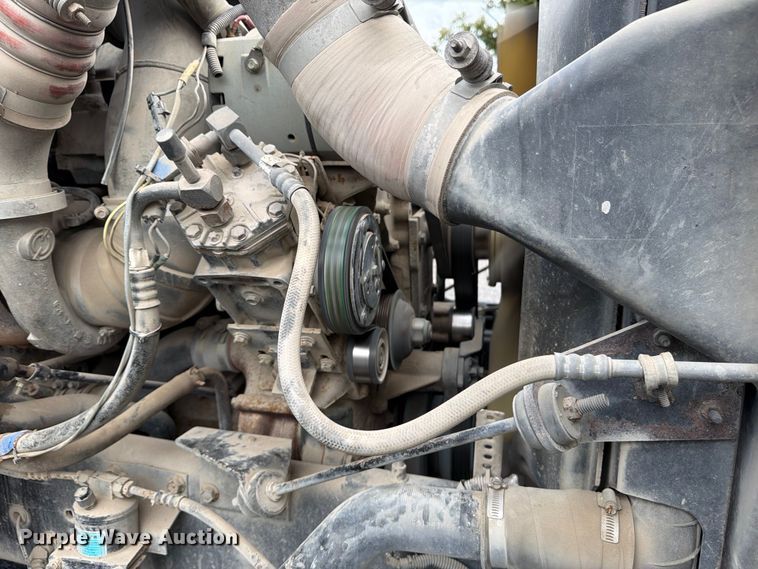 image for item FU4541 2000 International 9100i semi truck
