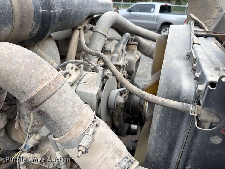 image for item FU4541 2000 International 9100i semi truck