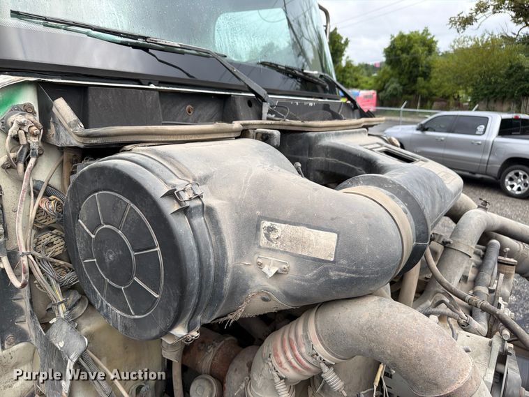 image for item FU4541 2000 International 9100i semi truck