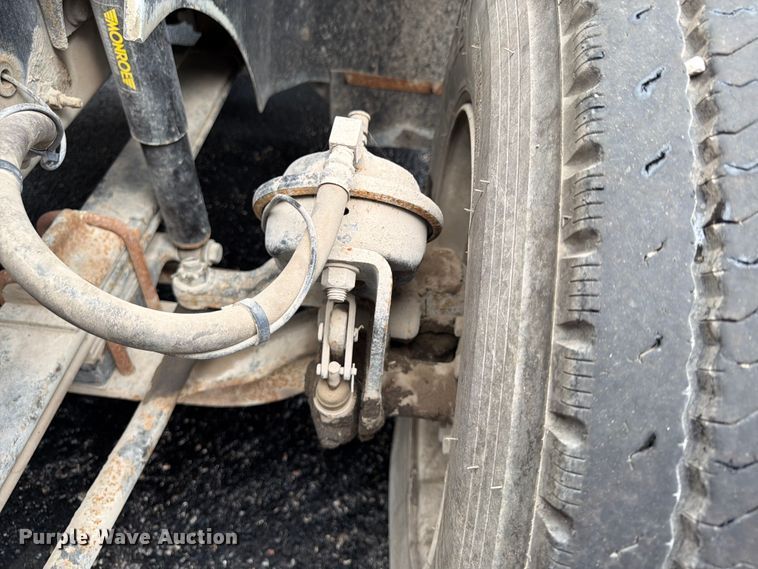 image for item FU4541 2000 International 9100i semi truck