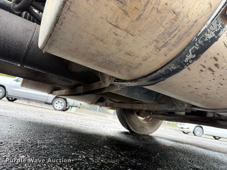 image for item FU4541 2000 International 9100i semi truck