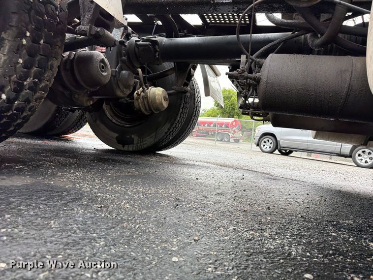 image for item FU4541 2000 International 9100i semi truck