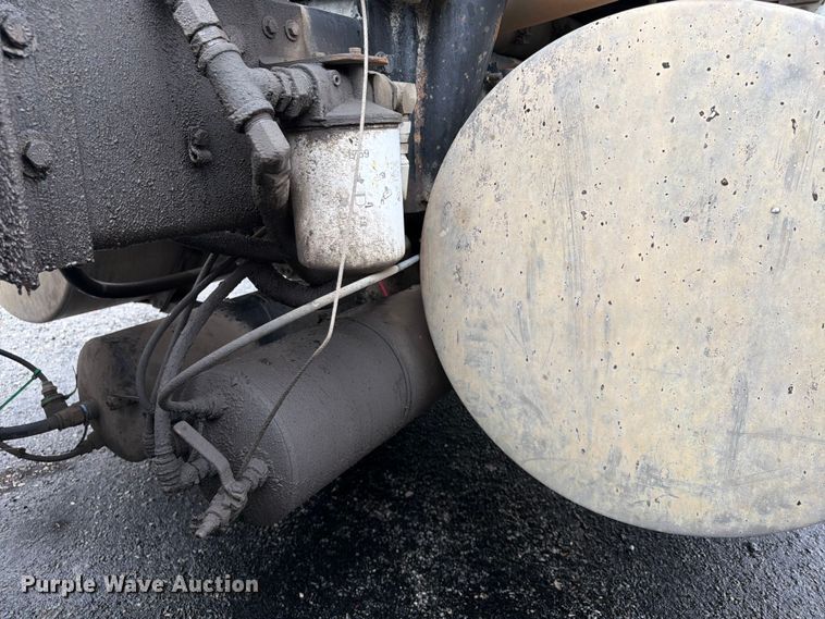 image for item FU4541 2000 International 9100i semi truck