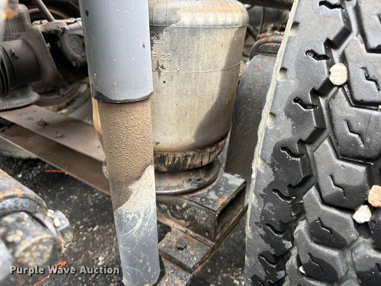 image for item FU4541 2000 International 9100i semi truck