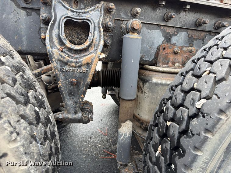 image for item FU4541 2000 International 9100i semi truck