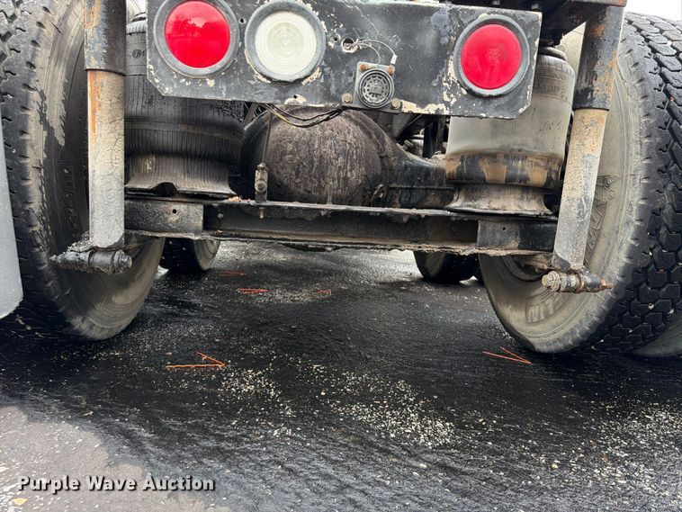 image for item FU4541 2000 International 9100i semi truck