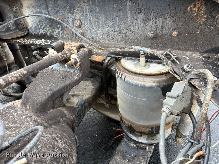 image for item FU4541 2000 International 9100i semi truck