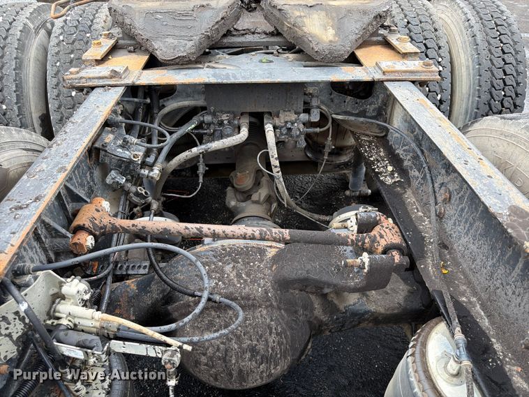 image for item FU4541 2000 International 9100i semi truck