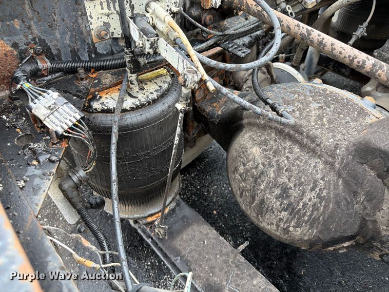 image for item FU4541 2000 International 9100i semi truck
