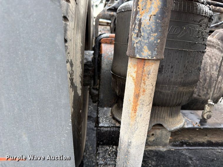image for item FU4541 2000 International 9100i semi truck