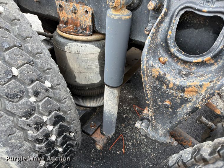 image for item FU4541 2000 International 9100i semi truck
