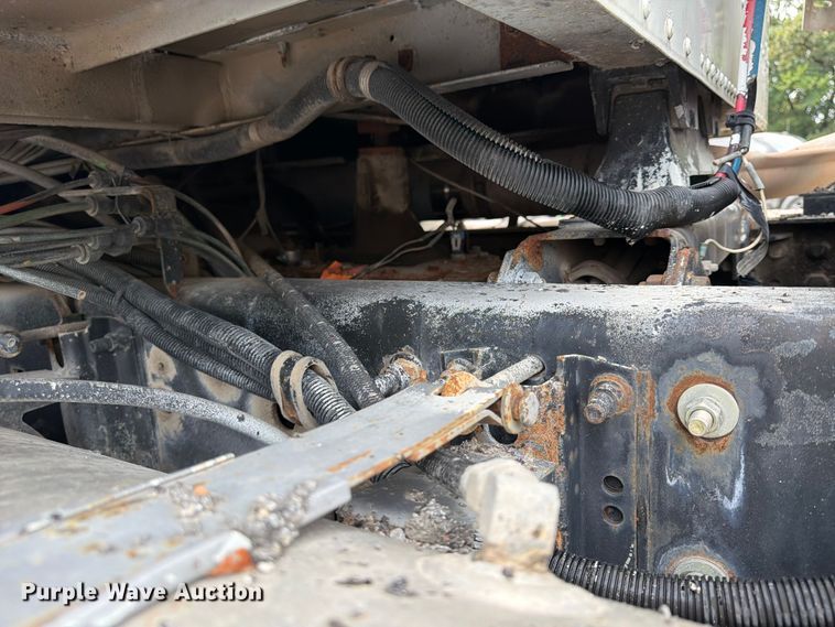 image for item FU4541 2000 International 9100i semi truck