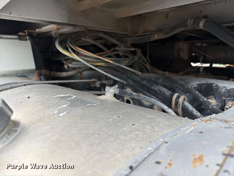 image for item FU4541 2000 International 9100i semi truck