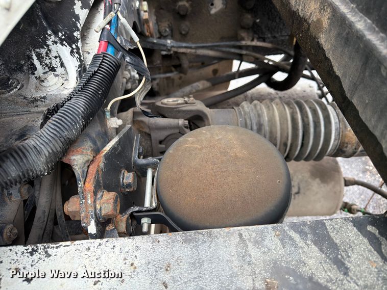 image for item FU4541 2000 International 9100i semi truck