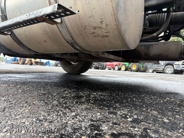 image for item FU4541 2000 International 9100i semi truck