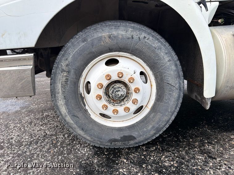 image for item FU4541 2000 International 9100i semi truck