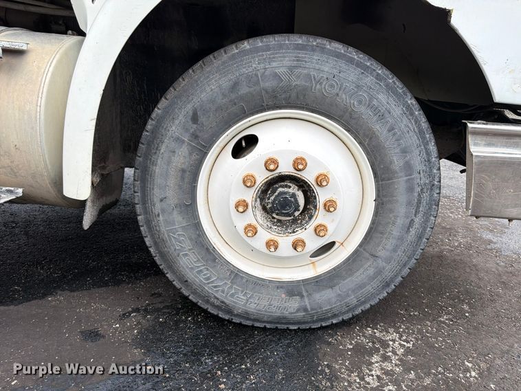 image for item FU4541 2000 International 9100i semi truck