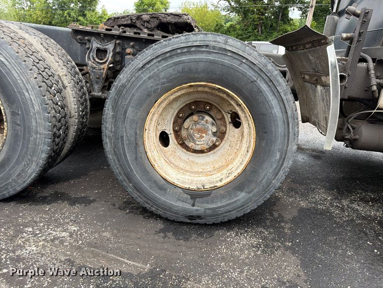 image for item FU4541 2000 International 9100i semi truck