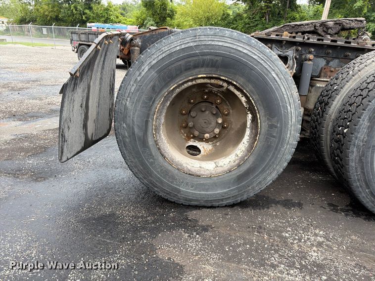 image for item FU4541 2000 International 9100i semi truck