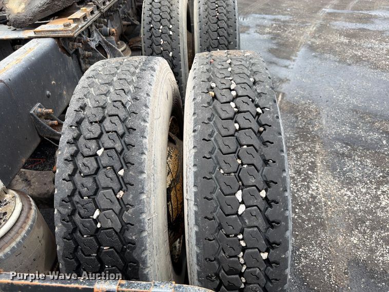 image for item FU4541 2000 International 9100i semi truck