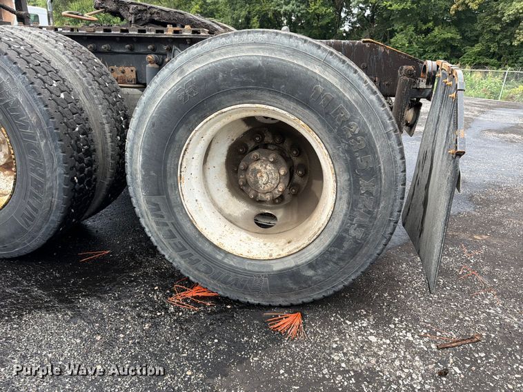 image for item FU4541 2000 International 9100i semi truck