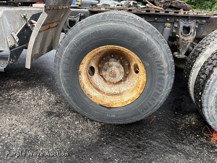 image for item FU4541 2000 International 9100i semi truck