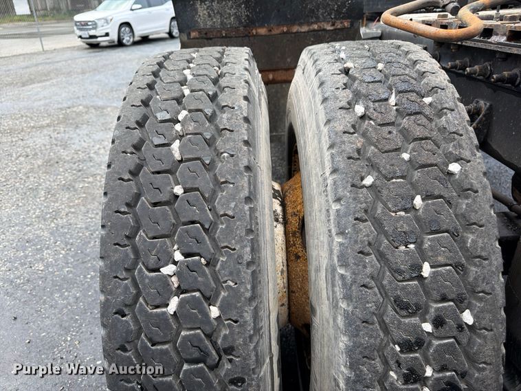 image for item FU4541 2000 International 9100i semi truck