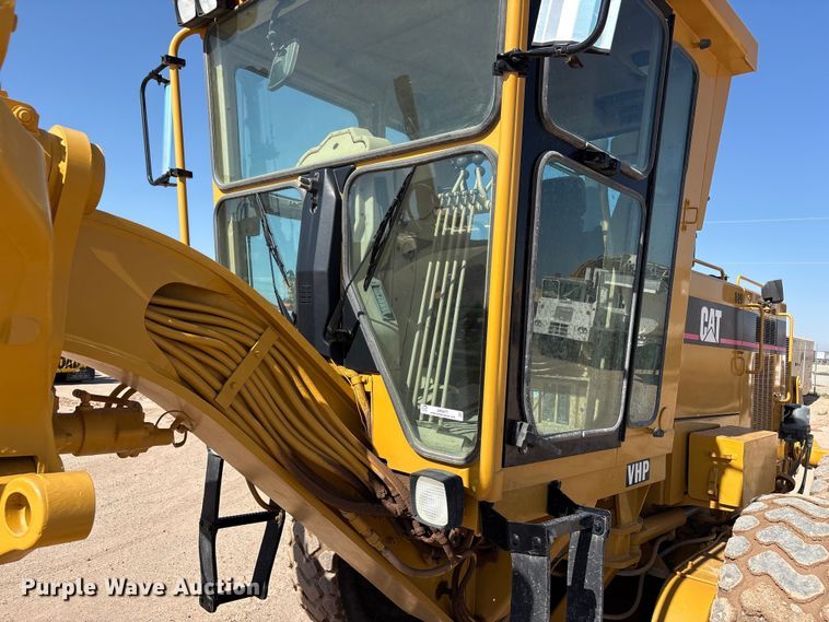 image for item JM9477 1999 Caterpillar 140H motor grader