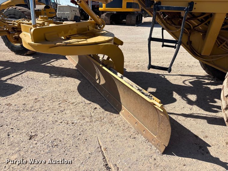 image for item JM9477 1999 Caterpillar 140H motor grader