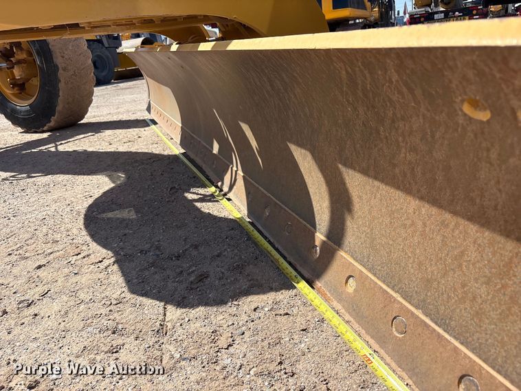 image for item JM9477 1999 Caterpillar 140H motor grader