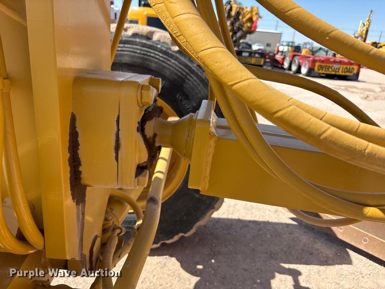 image for item JM9477 1999 Caterpillar 140H motor grader