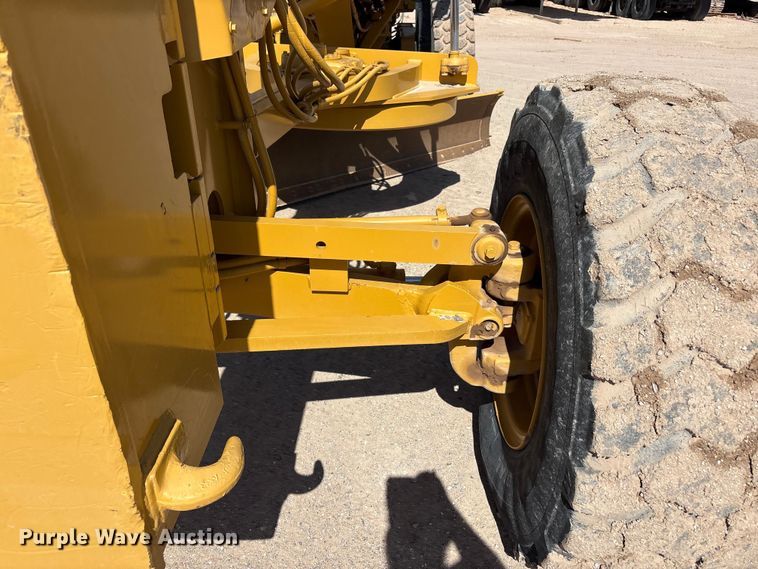 image for item JM9477 1999 Caterpillar 140H motor grader