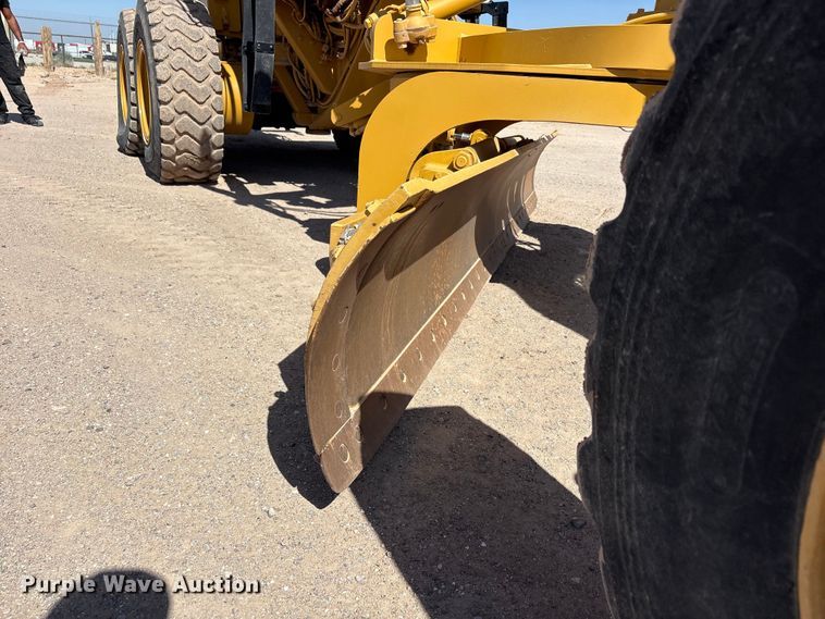 image for item JM9477 1999 Caterpillar 140H motor grader