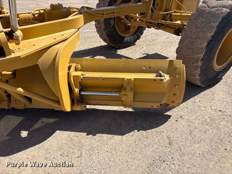 image for item JM9477 1999 Caterpillar 140H motor grader