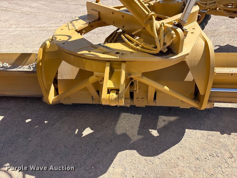 image for item JM9477 1999 Caterpillar 140H motor grader