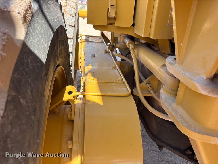 image for item JM9477 1999 Caterpillar 140H motor grader