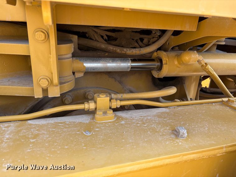 image for item JM9477 1999 Caterpillar 140H motor grader