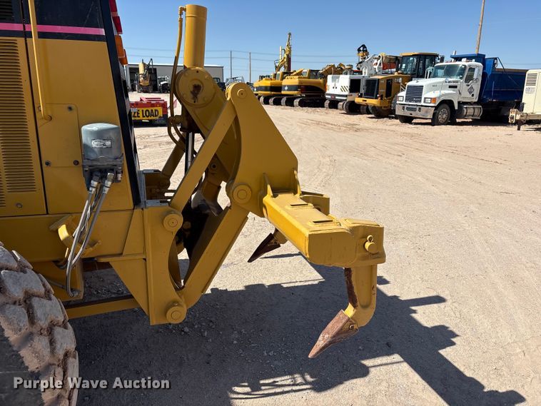 image for item JM9477 1999 Caterpillar 140H motor grader