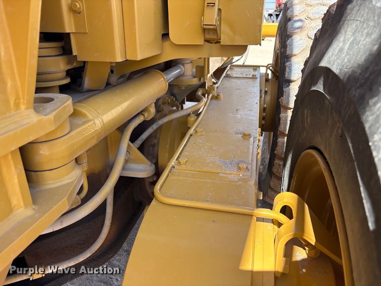 image for item JM9477 1999 Caterpillar 140H motor grader