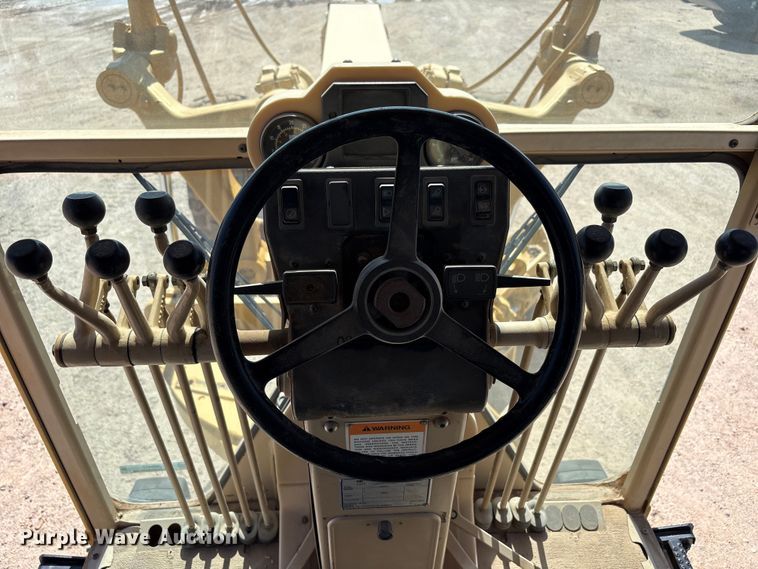 image for item JM9477 1999 Caterpillar 140H motor grader