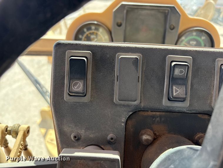 image for item JM9477 1999 Caterpillar 140H motor grader