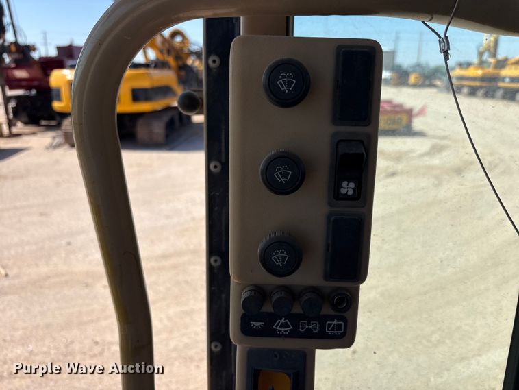 image for item JM9477 1999 Caterpillar 140H motor grader