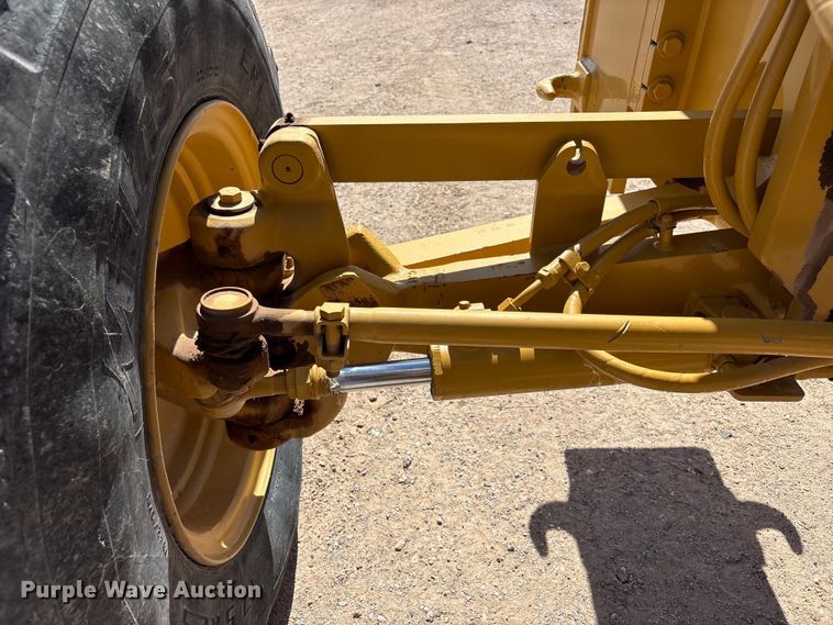 image for item JM9477 1999 Caterpillar 140H motor grader