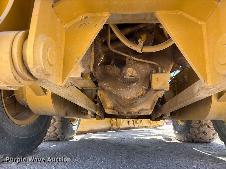 image for item JM9477 1999 Caterpillar 140H motor grader