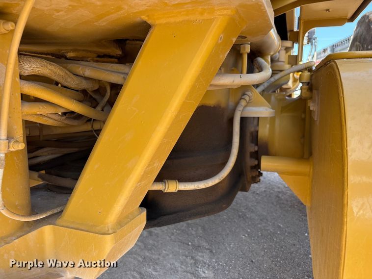 image for item JM9477 1999 Caterpillar 140H motor grader