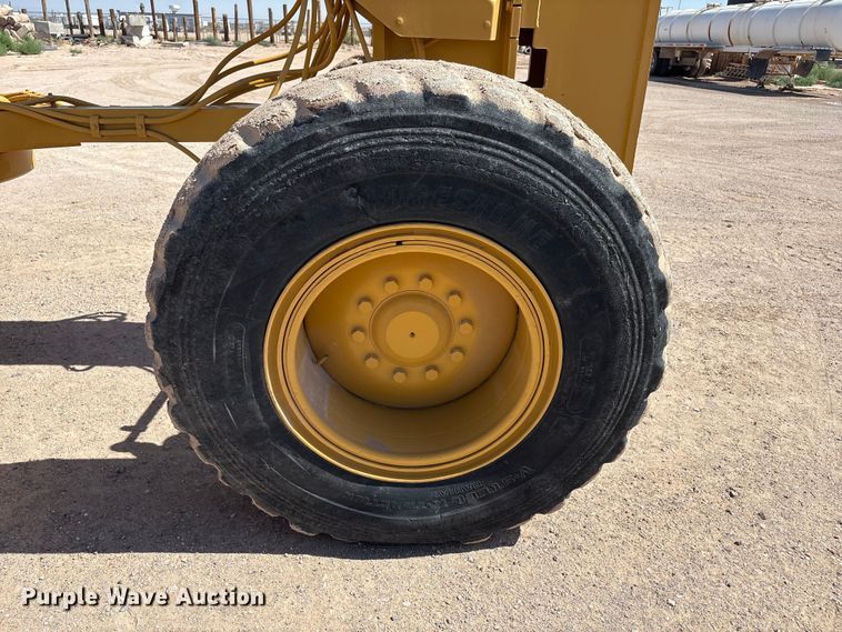 image for item JM9477 1999 Caterpillar 140H motor grader