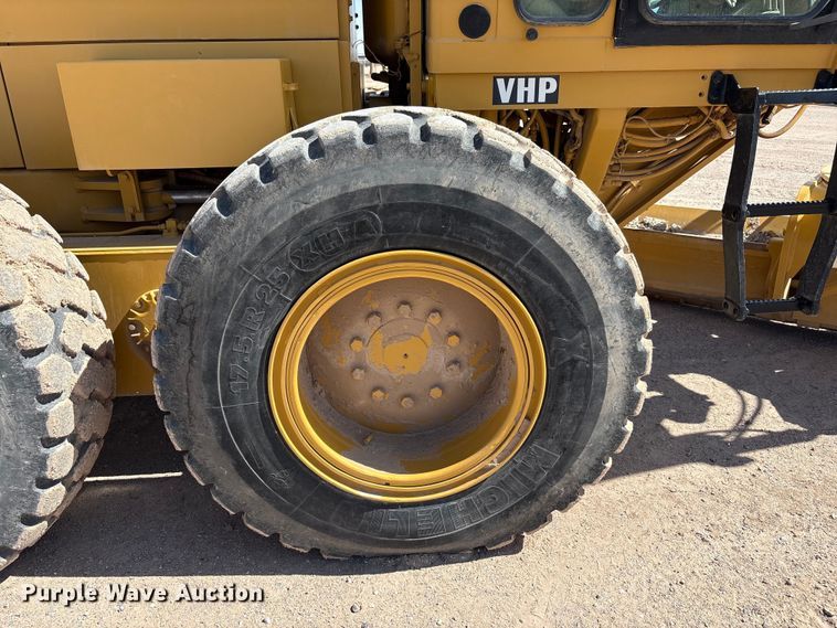 image for item JM9477 1999 Caterpillar 140H motor grader