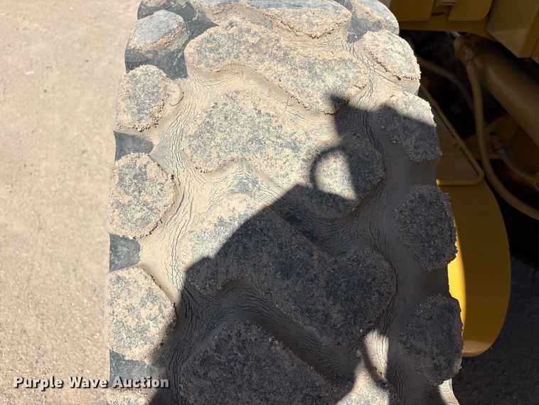 image for item JM9477 1999 Caterpillar 140H motor grader