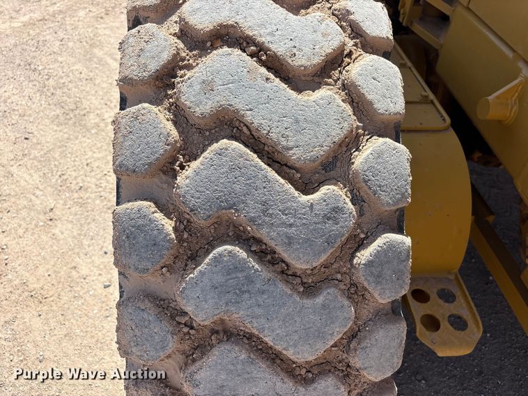 image for item JM9477 1999 Caterpillar 140H motor grader