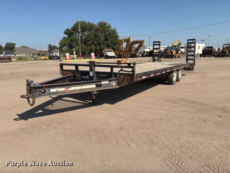 2007 PJ Trailers equipment trailer